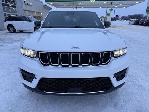 Used 2024 Jeep Grand Cherokee Laredo w/ Luxury Tech Group I image 3