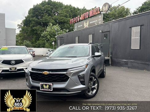Used 2025 Chevrolet Trax LT FWD image 2