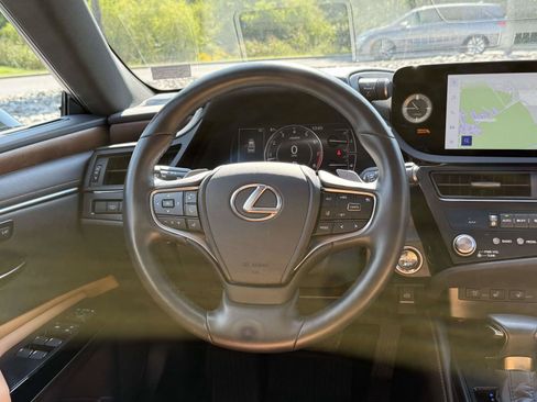 Used 2025 Lexus ES 350 w/ Premium Package FWD image 9