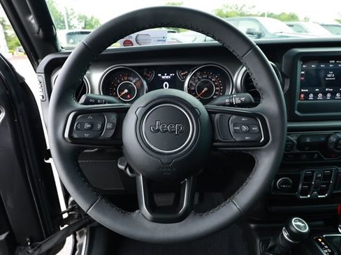 Used 2023 Jeep Gladiator Sport AWD/4WD image 11