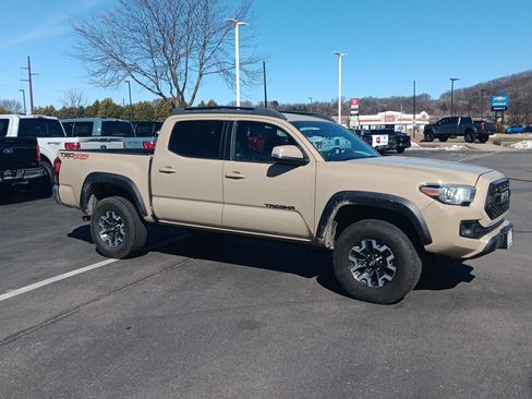 Used 2016 Toyota Tacoma TRD Off-Road w/ Towing Package image 2