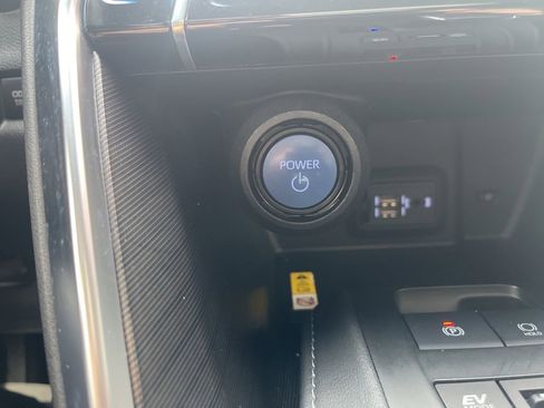 Used 2021 Toyota Venza Limited image 65