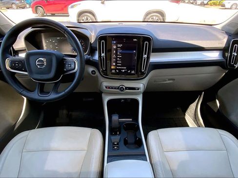 Used 2022 Volvo XC40 T5 Momentum w/ Premium Package AWD/4WD image 16