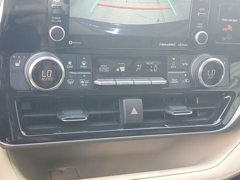 Used 2022 Toyota Highlander XLE FWD image 28