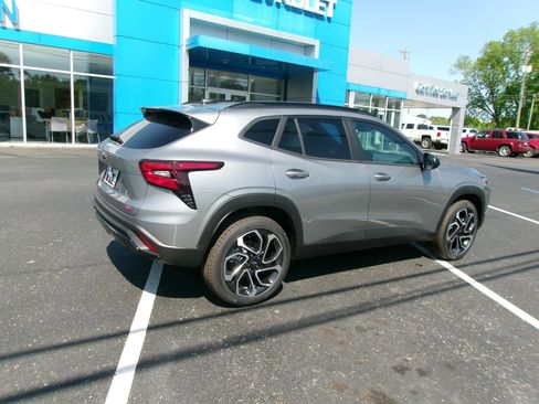 New 2026 Chevrolet Trax RS w/ Sunroof Package FWD image 3