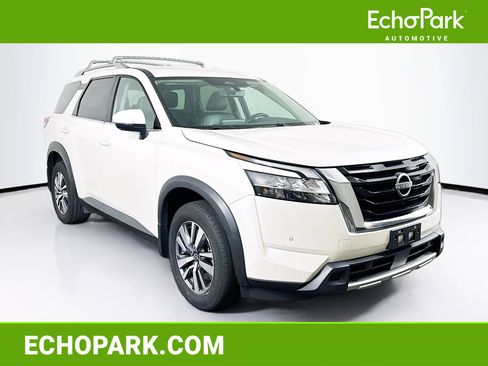 Used 2024 Nissan Pathfinder SL image 1