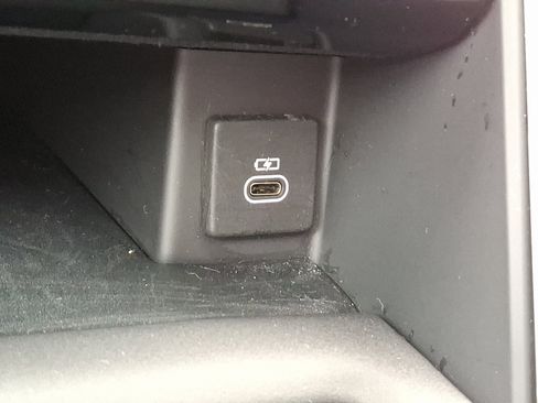 Used 2025 Land Rover Discovery S image 25