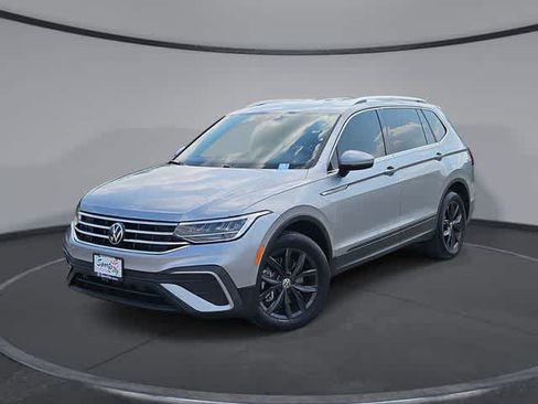 Used 2024 Volkswagen Tiguan SE FWD image 1
