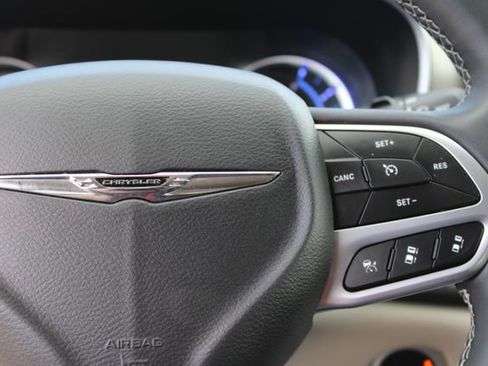 Used 2024 Chrysler Pacifica Limited FWD image 21