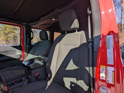 Used 2018 Jeep Wrangler Unlimited Sport S image 3