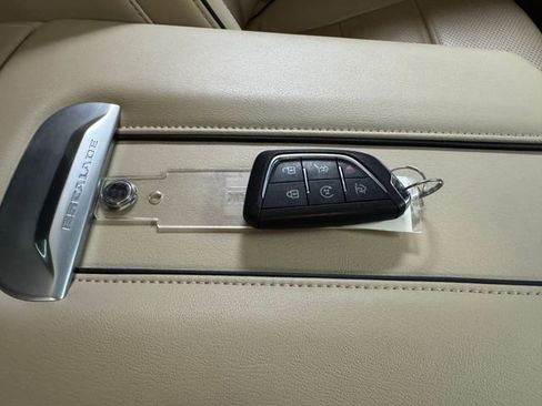 Used 2023 Cadillac Escalade Premium Luxury AWD/4WD image 33