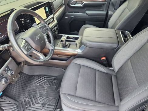 Used 2024 Chevrolet Silverado 1500 LT Trail Boss w/ Convenience Package II AWD/4WD image 4