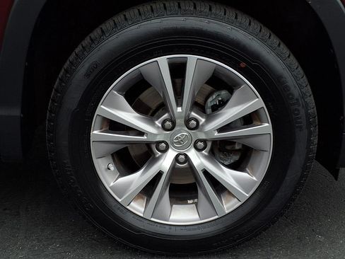 Used 2014 Toyota Highlander XLE FWD image 3