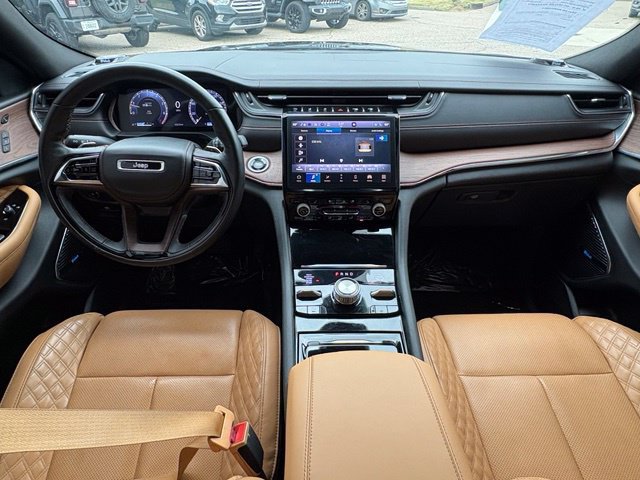 Used 2023 Jeep Grand Cherokee Summit AWD/4WD image 9