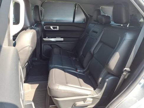 Used 2021 Ford Explorer XLT w/ Equipment Group 202A AWD/4WD image 18