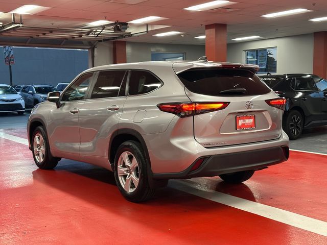 Used 2023 Toyota Highlander L AWD/4WD image 5
