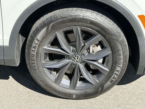 Certified 2023 Volkswagen Tiguan SE FWD image 9