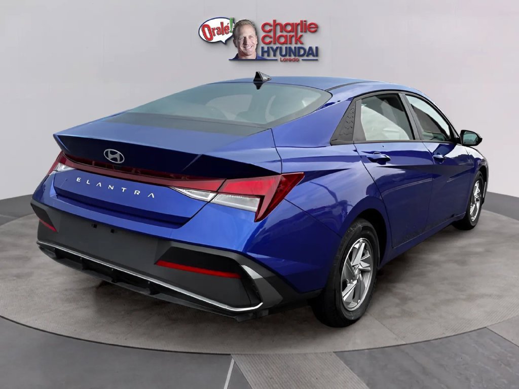 Used 2025 Hyundai Elantra SE FWD image 5