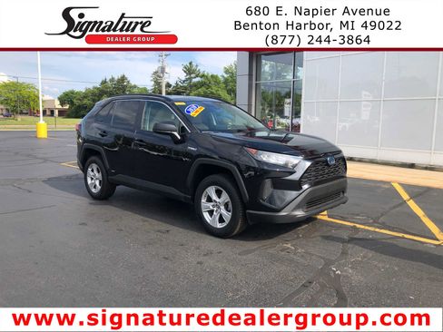 Used 2020 Toyota RAV4 LE AWD/4WD image 1