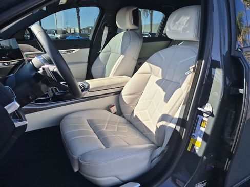 Used 2024 BMW i7 xDrive60 AWD/4WD image 16