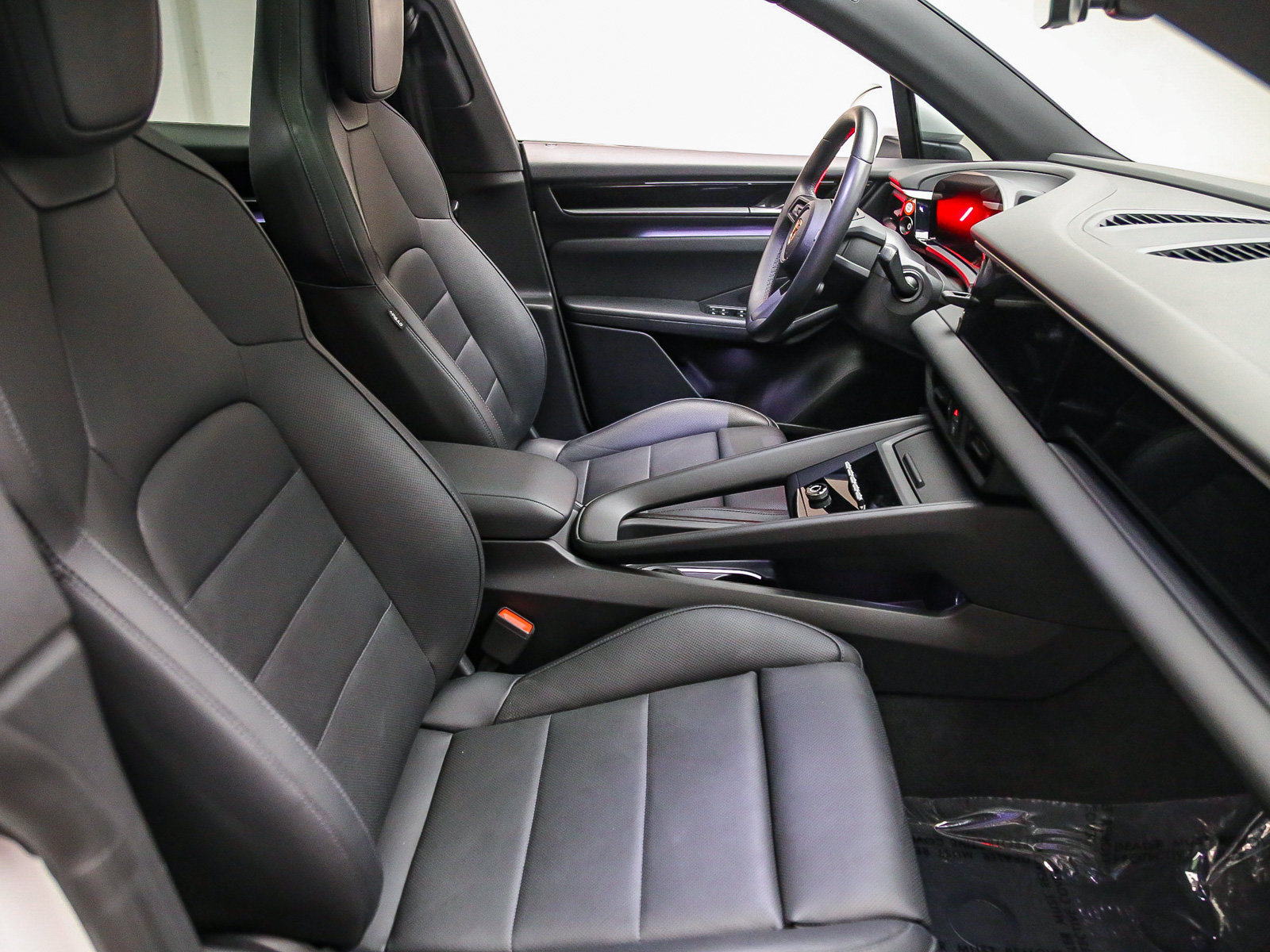 Certified 2025 Porsche Macan 4S Electric AWD/4WD image 20