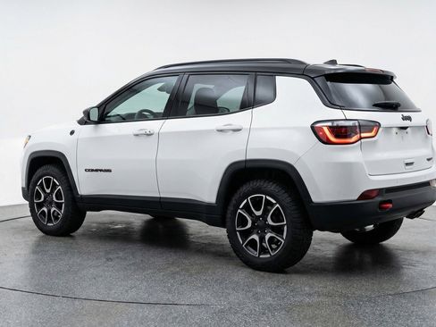 Used 2025 Jeep Compass Trailhawk AWD/4WD image 5