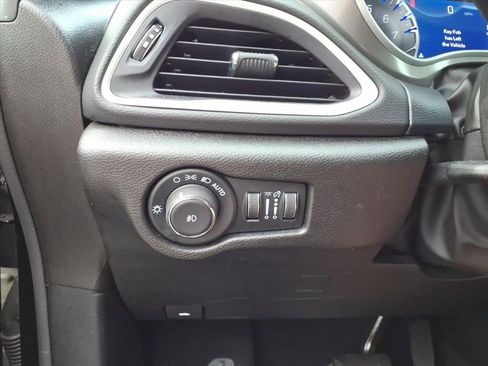 Used 2025 Chrysler Pacifica Select FWD image 13