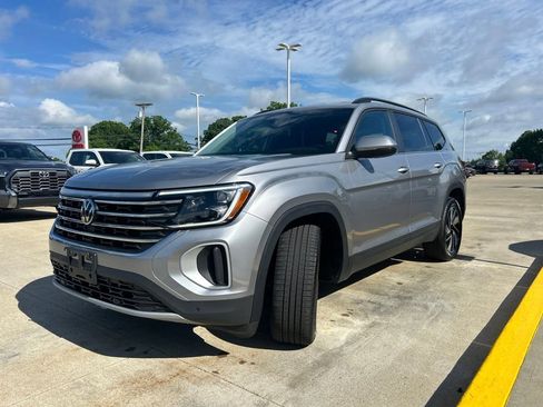 Used 2025 Volkswagen Atlas SE AWD/4WD image 2