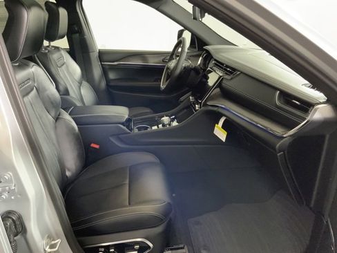 Used 2024 Jeep Grand Cherokee Overland w/ Luxury Tech Group IV image 42