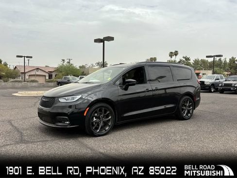 Used 2025 Chrysler Pacifica Limited FWD image 1
