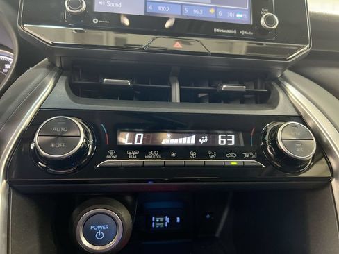 Used 2022 Toyota Venza LE AWD/4WD image 16