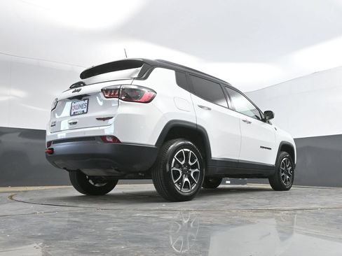 Used 2025 Jeep Compass Trailhawk AWD/4WD image 39