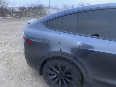 Used 2022 Tesla Model X image 17