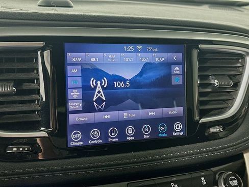 Used 2020 Chrysler Pacifica Limited image 17