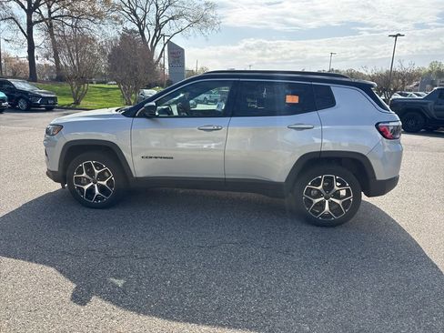 Used 2025 Jeep Compass Limited image 9