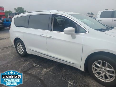 Used 2020 Chrysler Pacifica Touring-L FWD image 2