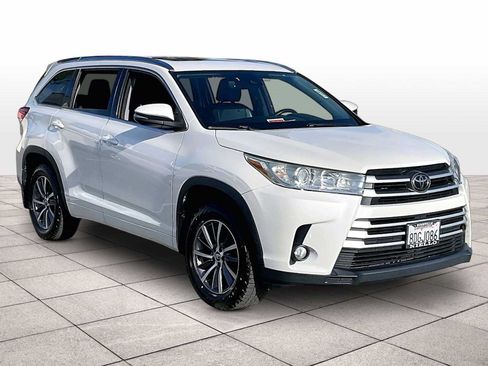 Used 2018 Toyota Highlander XLE AWD/4WD image 2