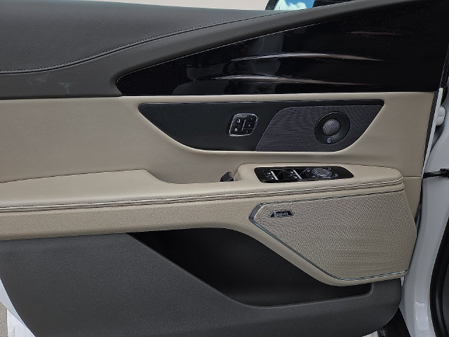 Used 2025 Lincoln Nautilus Reserve AWD/4WD image 19
