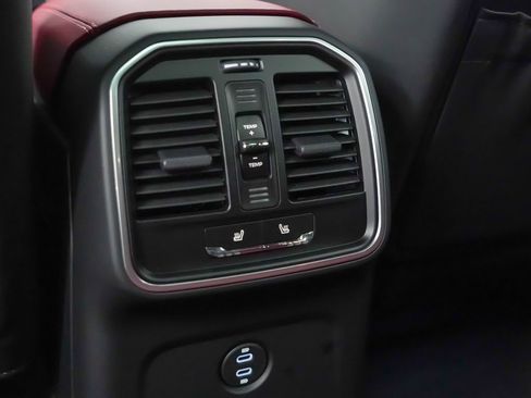 Certified 2025 Porsche Macan image 20