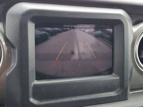 Used 2018 Jeep Wrangler Unlimited Sahara AWD/4WD image 17