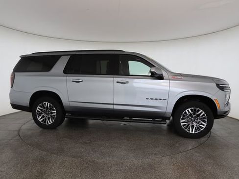 Used 2025 Chevrolet Suburban Z71 image 24