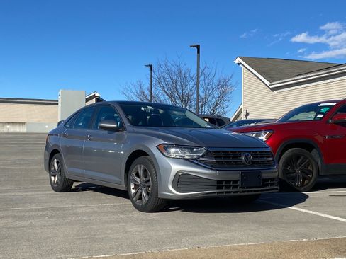 Certified 2024 Volkswagen Jetta SE image 1