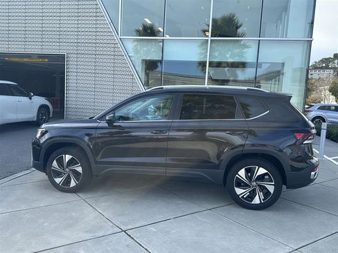 Used 2025 Volkswagen Taos SE w/ Panoramic Sunroof Package image 9