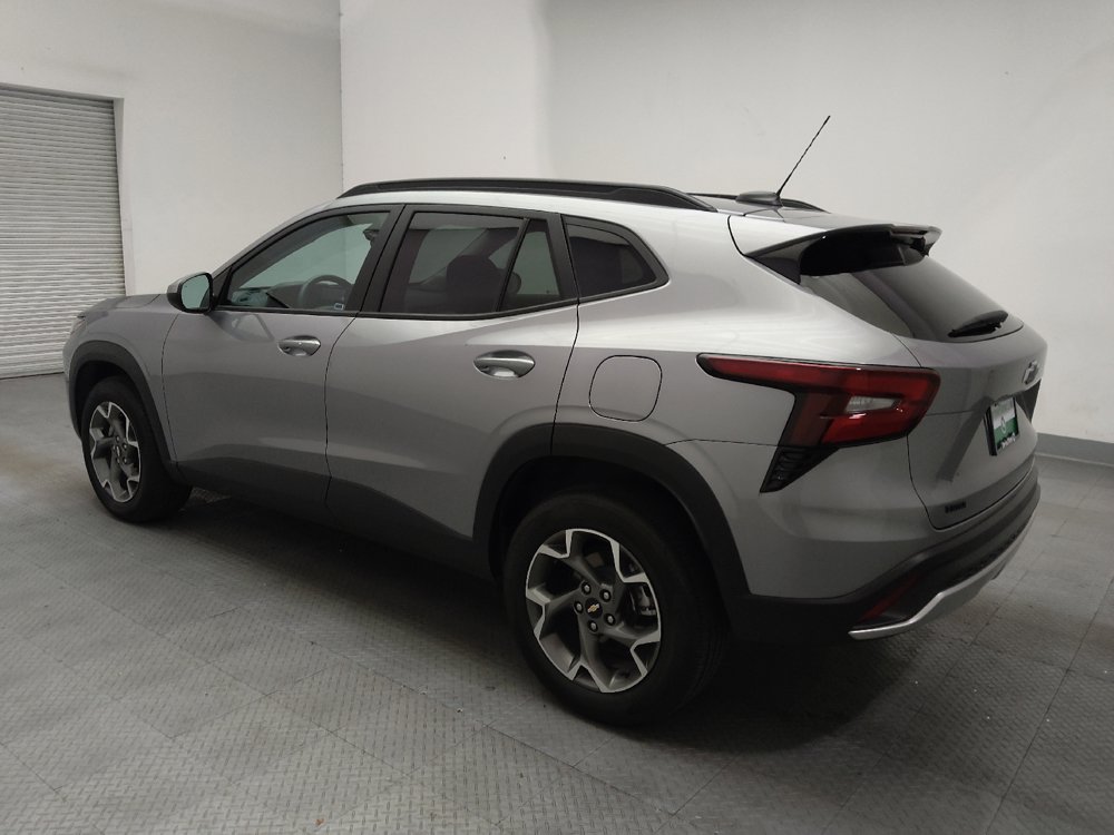 Used 2025 Chevrolet Trax LT w/ Driver Confidence Package FWD image 3
