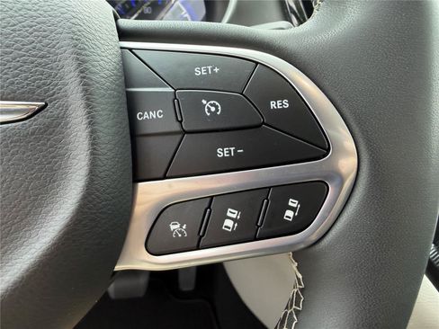 Used 2023 Chrysler Pacifica Touring-L FWD image 13