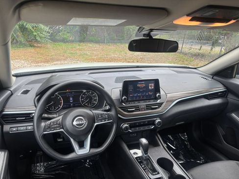 Used 2025 Nissan Altima 2.5 SV FWD image 34
