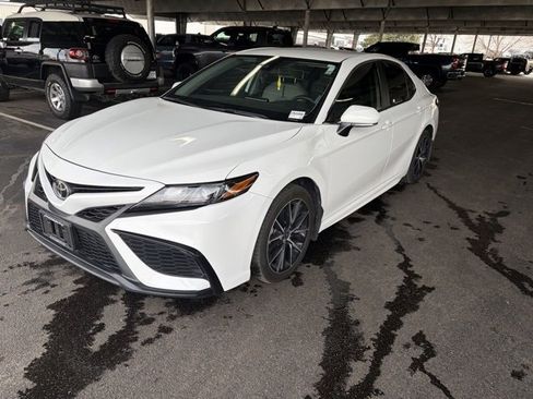 Used 2024 Toyota Camry SE image 1