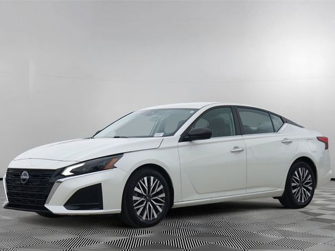 Used 2024 Nissan Altima 2.5 SV FWD image 8