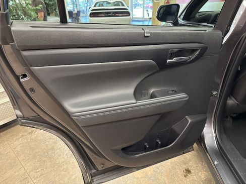 Used 2022 Toyota Highlander XLE image 26