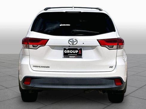 Used 2018 Toyota Highlander SE FWD image 6